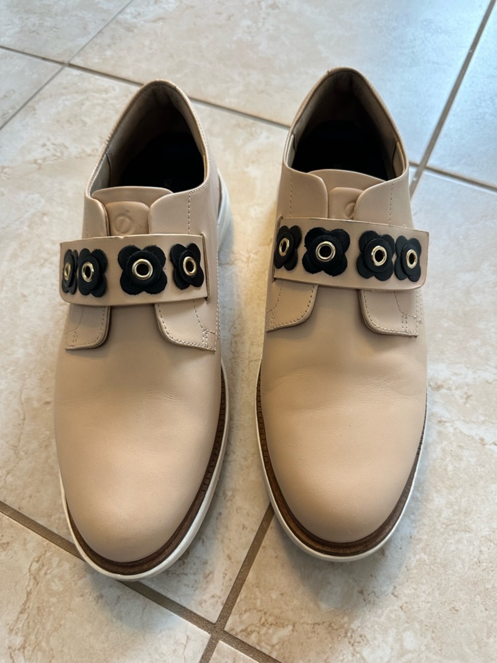 Women’s Cole Haan Grandevolution velox slip on. Nude with black flowers, size 8